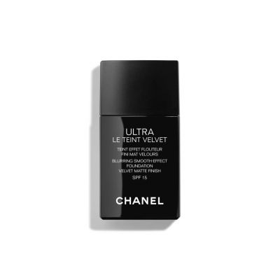 CHANEL Ultra Le Teint Velvet Ypač lengva ir ilgai išliekanti formulė. Tobulinantis matinis rezultatas. Idealus natūralus efektas